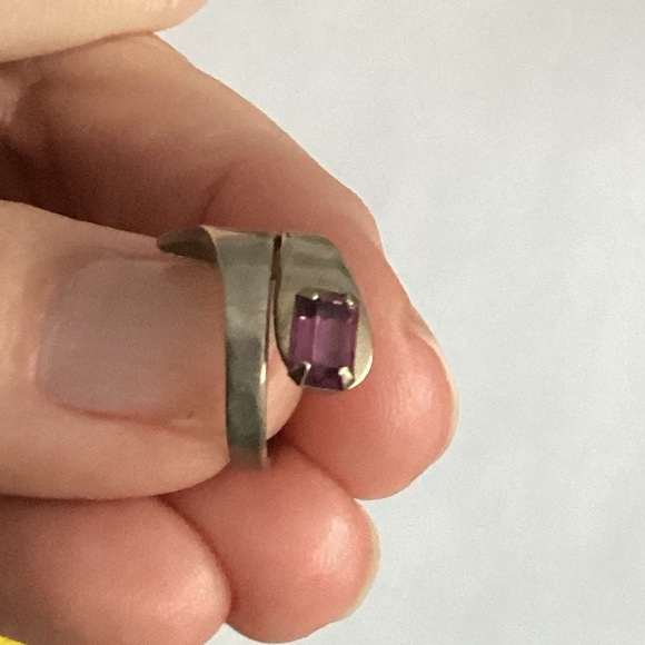 unknown Jewelry - Vintage Silver Ring with Purple Gemstone and wrap around band